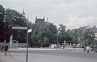 1943. Berlin. (Drittes Reich - Kriegsjahre). Tiergarten. Platz vor dem Brandenburer Tor. Reichstag. Ein Polizist regelt den Verkehr.